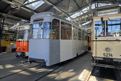 Die Seiten am Beiwagen 267 123 sind schon fast fertig lackiert