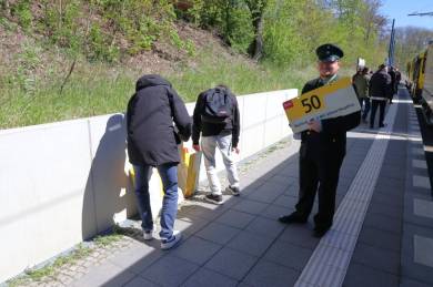 Schilderverkauf während der Pause am S-Bhf Schöneweide