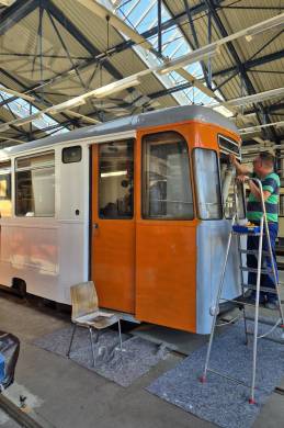 Das erste Orange wird am 267 123 lackiert