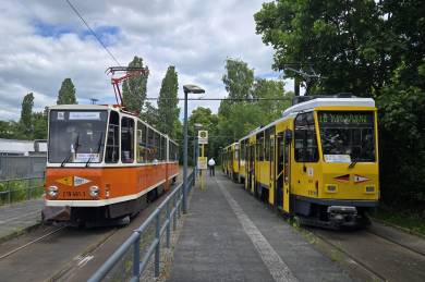 Beide Fahrzeuge treffen sich in der Endstelle Elisabethstraße