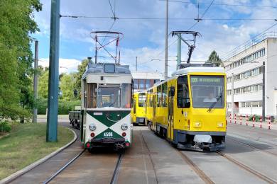 Abfahrbereit steht der ATZ (4508) und der T6-Zug (5117/5563) im Betriebshof Marzahn