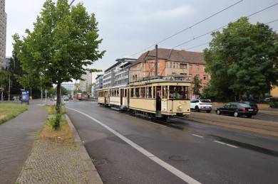 Abfahrbereit steht der ATZ (4508) und der T6-Zug (5117/5563) im Betriebshof Marzahn